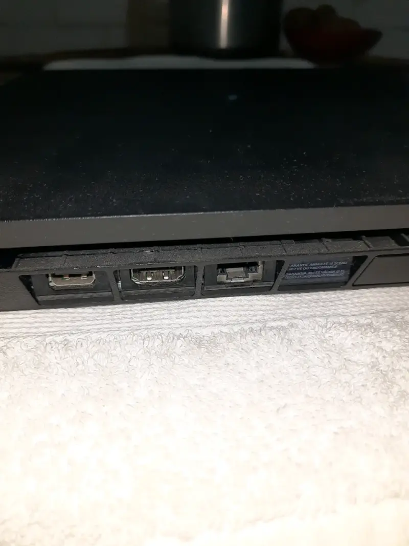 Consola Sony PlayStation 4 con control y cables - 5