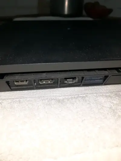 Consola Sony PlayStation 4 con control y cables - miniatura 5