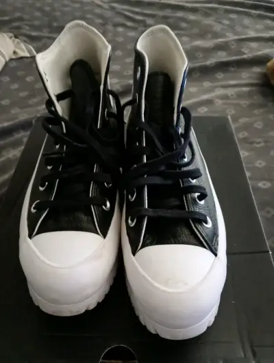 Zapatillas negras de caña alta estilo Converse - miniatura 1