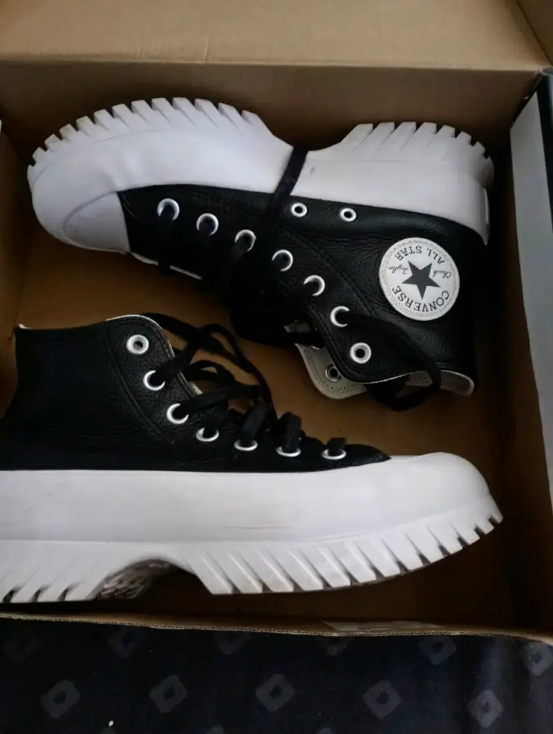 Zapatillas negras de caña alta estilo Converse - 2