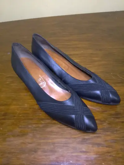 Zapatos de tacón bajo negros elegantes - miniatura 1