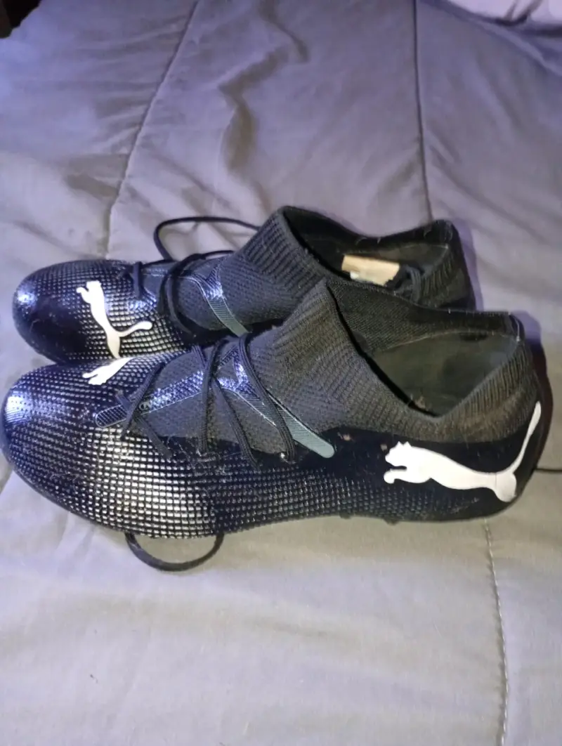 Botines de fútbol Puma negros con diseño moderno - 2
