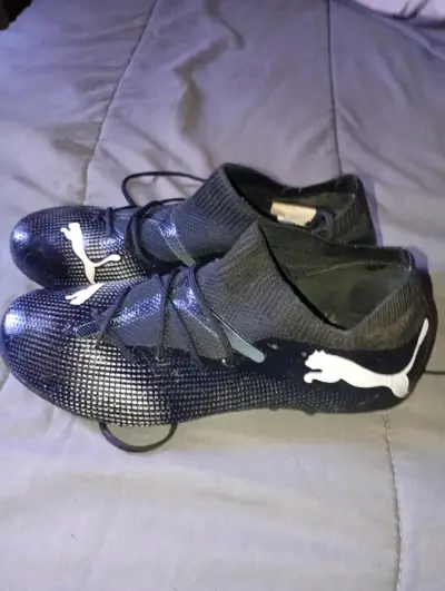Botines de fútbol Puma negros con diseño moderno - miniatura 2