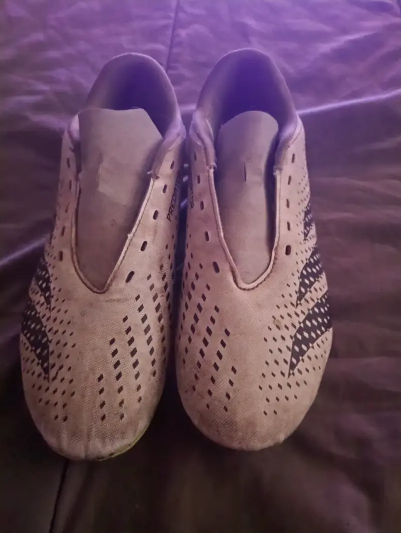 Botines de fútbol Puma negros con diseño moderno - 3