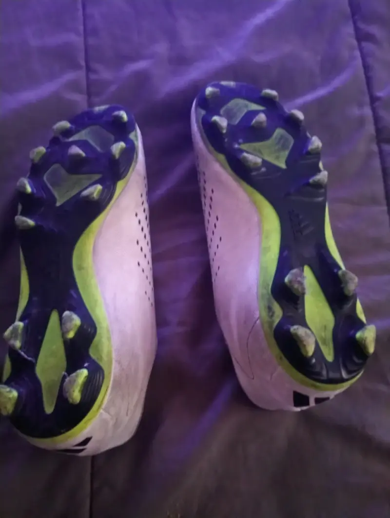 Botines de fútbol Puma negros con diseño moderno - 4