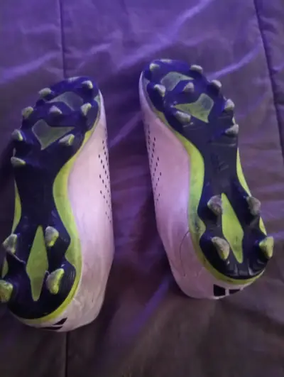 Botines de fútbol Puma negros con diseño moderno - miniatura 4