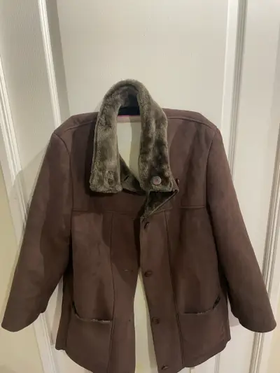 Abrigo de mujer marrón con cuello de piel sintética - miniatura 1