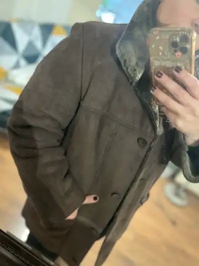 Abrigo de mujer marrón con cuello de piel sintética - miniatura 6