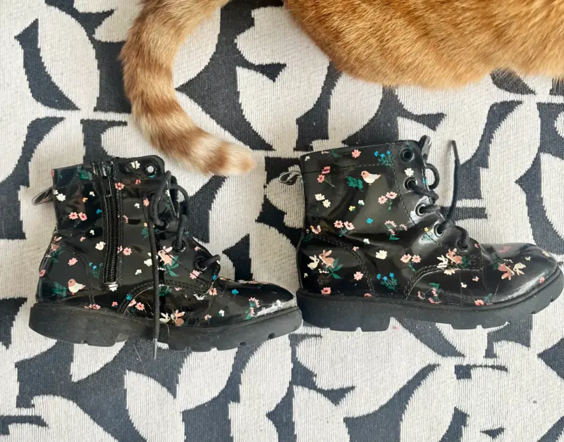 Botines infantiles negros con flores y animales - 1