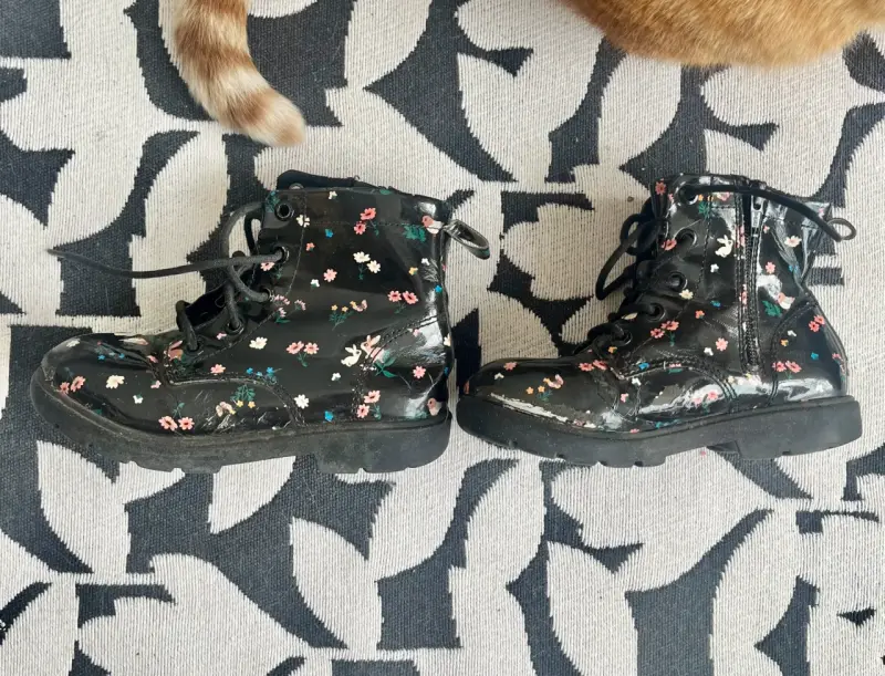 Botines infantiles negros con flores y animales - 2