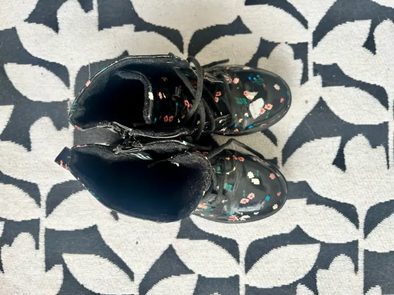 Botines infantiles negros con flores y animales - 4