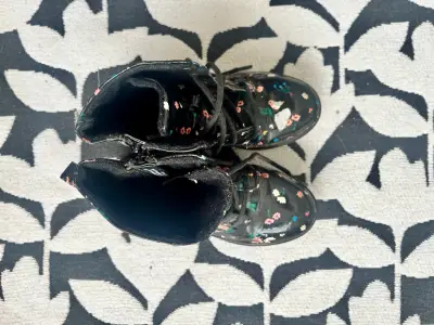 Botines infantiles negros con flores y animales - miniatura 4