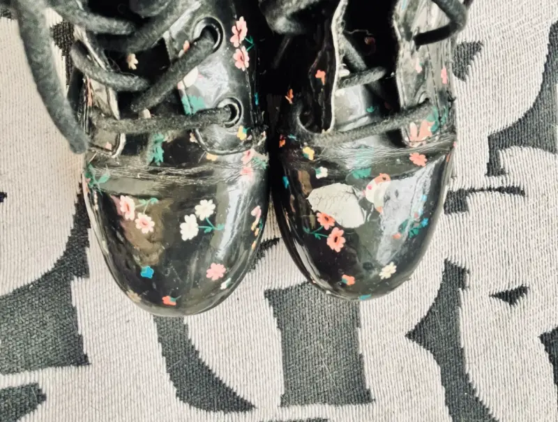 Botines infantiles negros con flores y animales - 5
