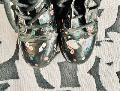 Botines infantiles negros con flores y animales - miniatura 5
