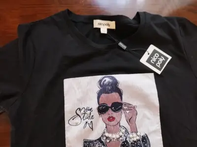 Polera negra con diseño gráfico Nicopoly - miniatura 1