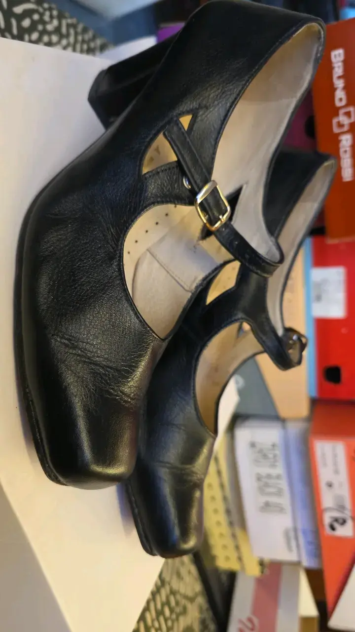Zapatos de Tacón Negro con Hebilla de cueca