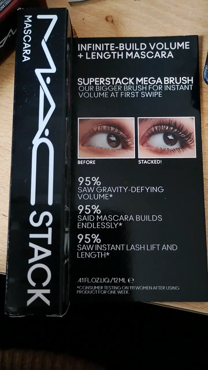 Máscara de pestañas MAC Stack Mega Brush