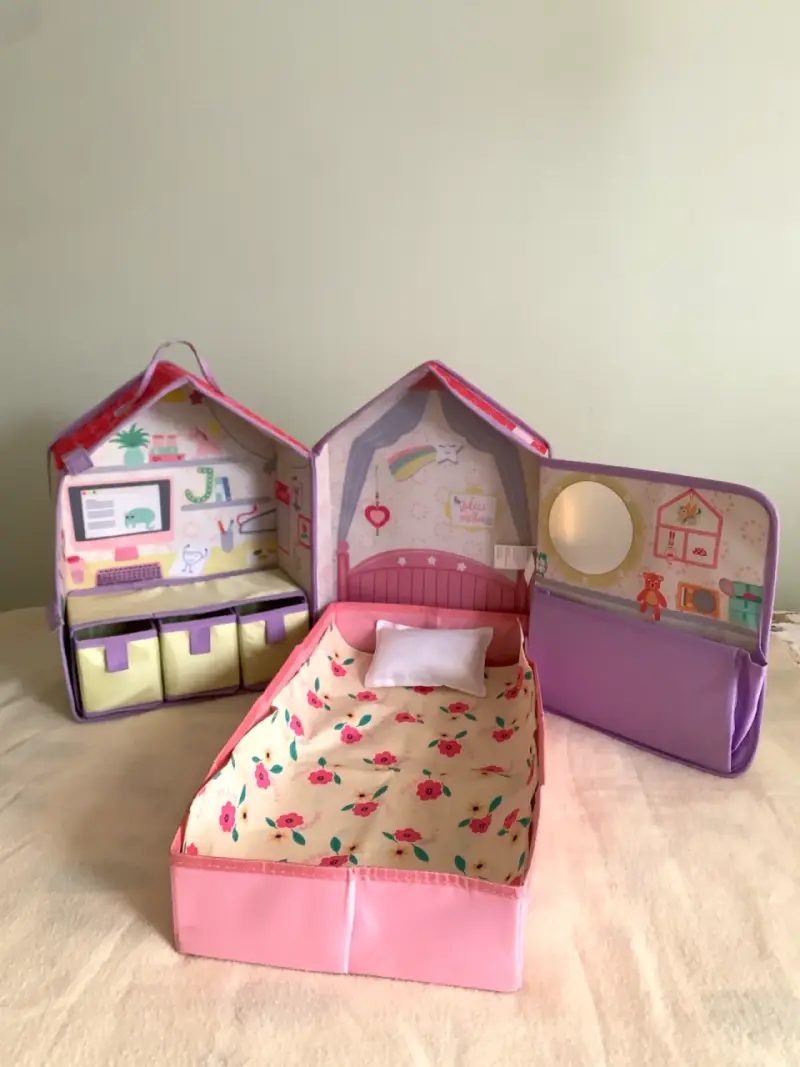 Casa de muñecas plegable con cama y accesorios - 1