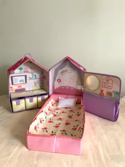 Casa de muñecas plegable con cama y accesorios - miniatura 1