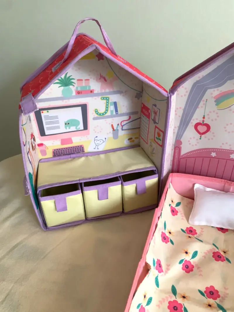 Casa de muñecas plegable con cama y accesorios - 2