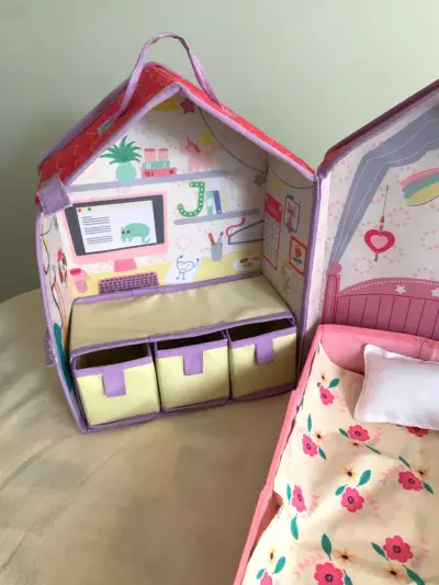 Casa de muñecas plegable con cama y accesorios - miniatura 2