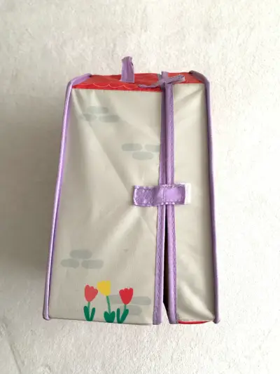 Casa de muñecas plegable con cama y accesorios - miniatura 5