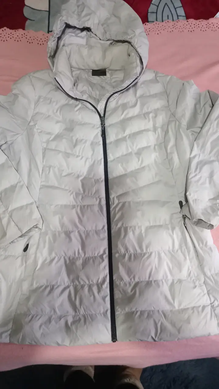 Chaqueta acolchada blanca con capucha - 1