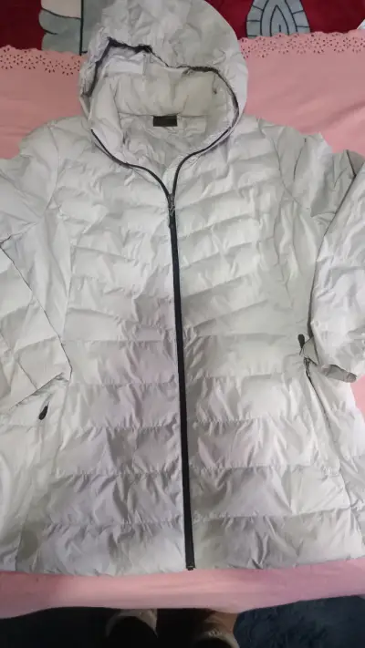 Chaqueta acolchada blanca con capucha - miniatura 1