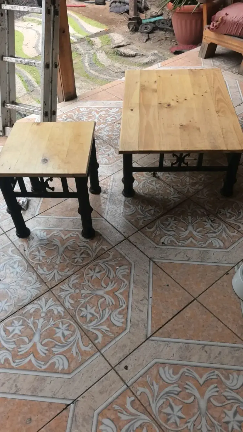 Set de mesas de madera y metal y acuario - 1