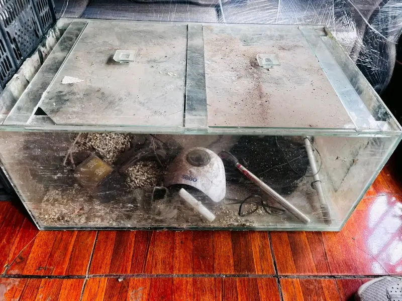 Set de mesas de madera y metal y acuario - 2