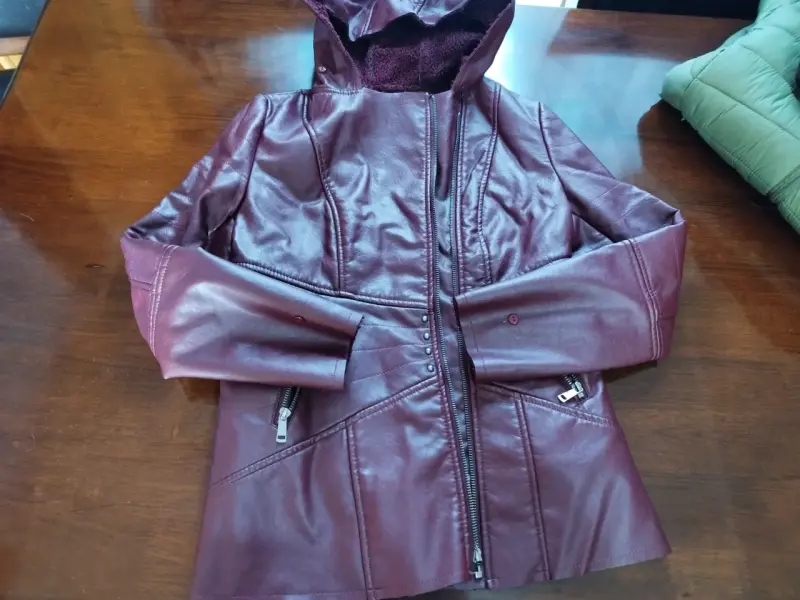 Chaqueta de cuero sintético burdeos con capucha