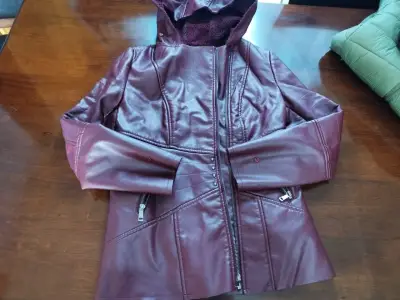 Chaqueta de cuero sintético burdeos con capucha - miniatura 1