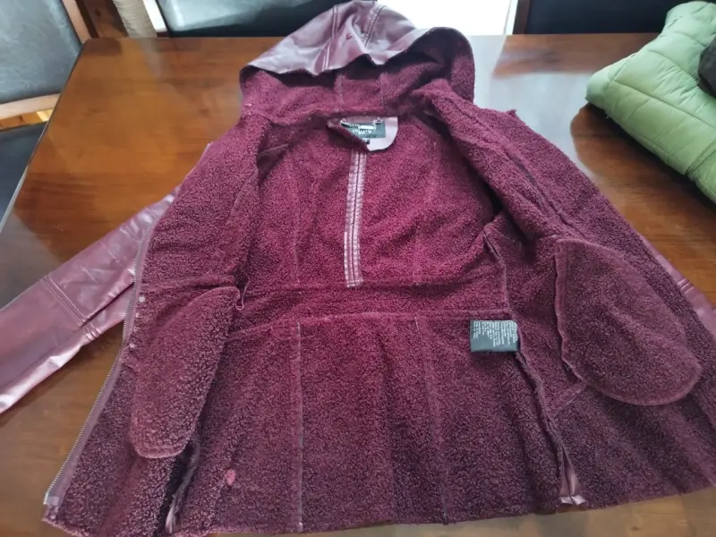Chaqueta de cuero sintético burdeos con capucha - 2