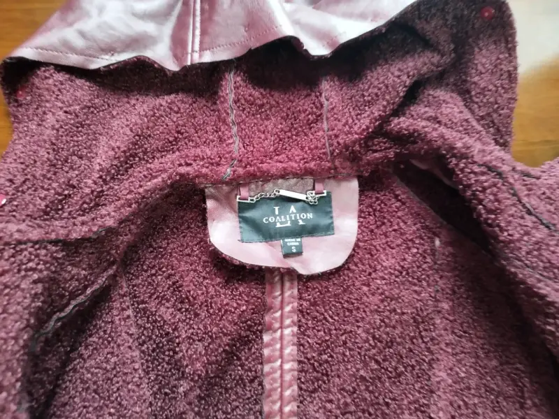 Chaqueta de cuero sintético burdeos con capucha - 3