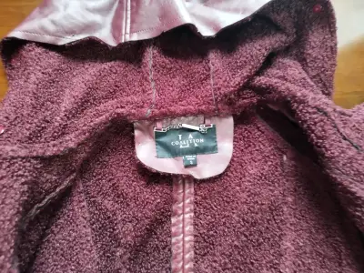 Chaqueta de cuero sintético burdeos con capucha - miniatura 3