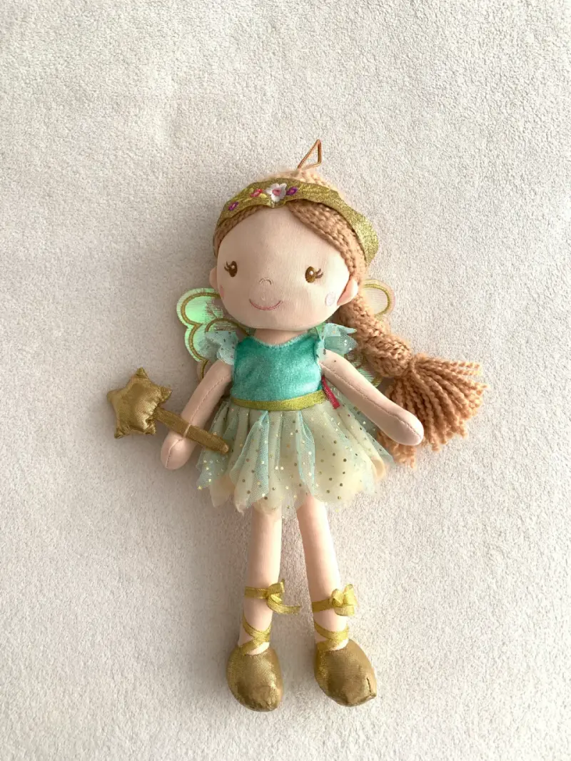 Muñeca de tela hada con vestido verde Casaideas