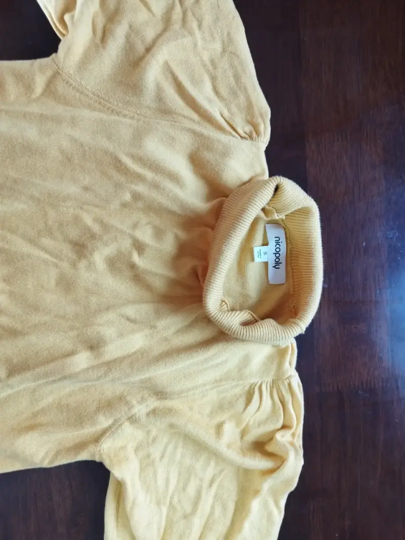 Polera amarilla de cuello alto Nicopoly