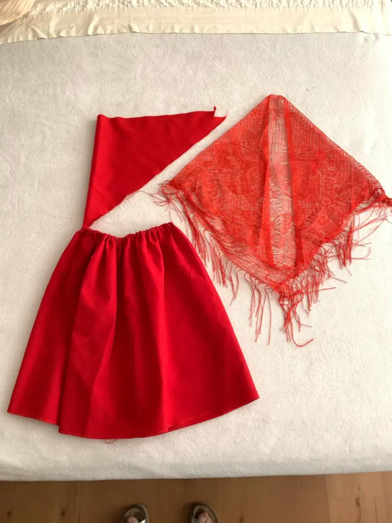 Conjunto niña falda, pañuelo y chal folclore