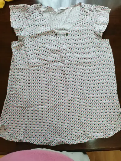 Blusa estampada de mujer con diseño floral - miniatura 1