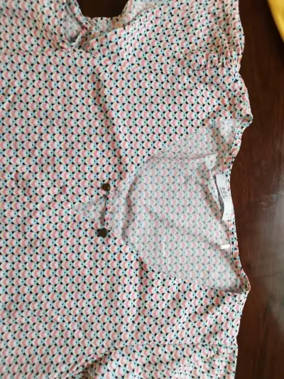 Blusa estampada de mujer con diseño floral - miniatura 2