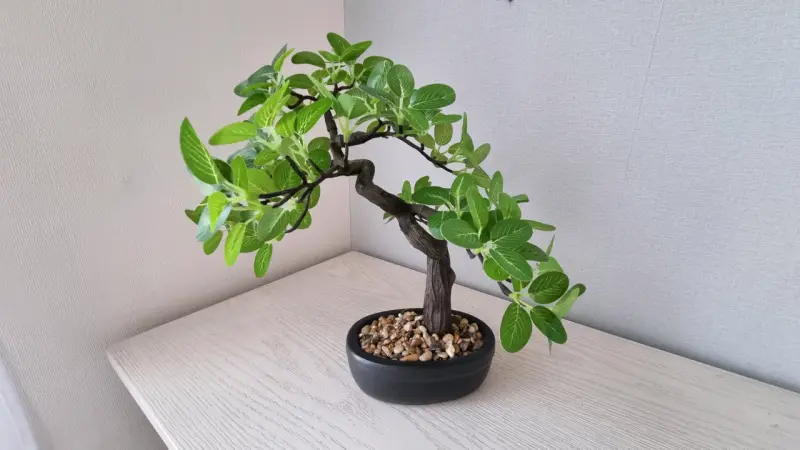 Bonsái artificial decorativo con maceta negra - 1