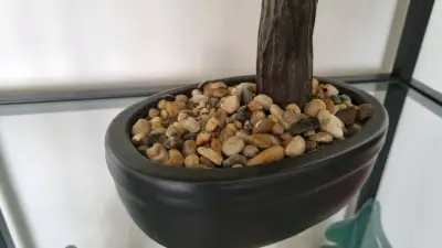 Bonsái artificial decorativo con maceta negra - miniatura 3