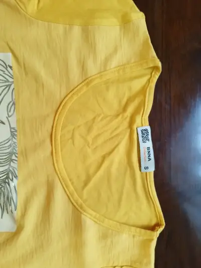 Polera amarilla con diseño floral BNNA Collection - miniatura 1