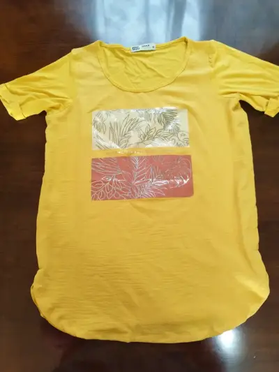 Polera amarilla con diseño floral BNNA Collection - miniatura 2