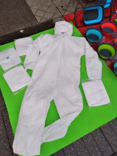 Traje protector desechable blanco con capucha - miniatura 1