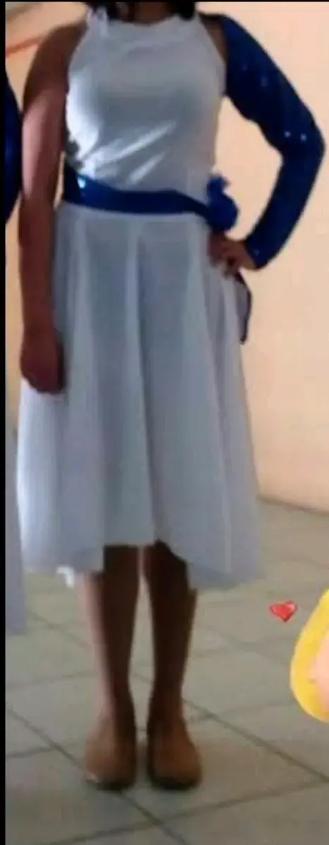 Falda con body blanco con cinturón azul para niña