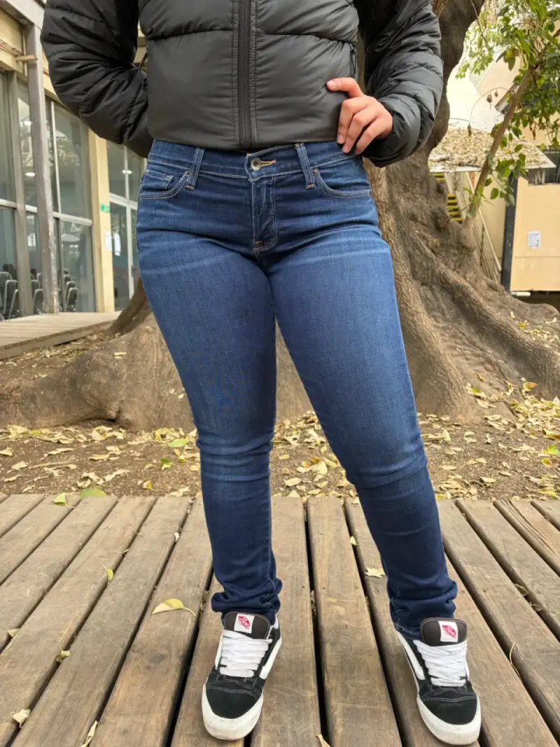 Jeans ajustados azul oscuro para mujer - 1