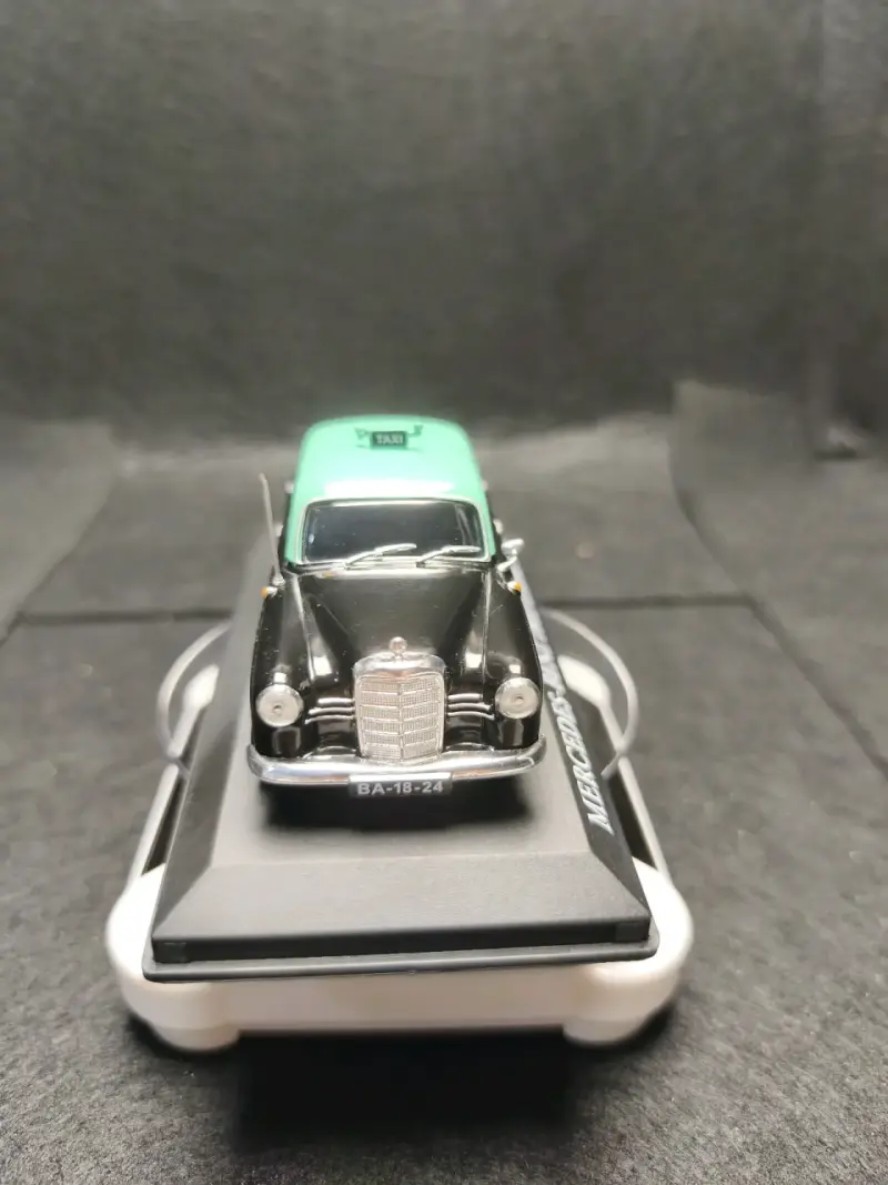 Modelo a escala Mercedes-Benz 180D Lisboa 1960 - 2