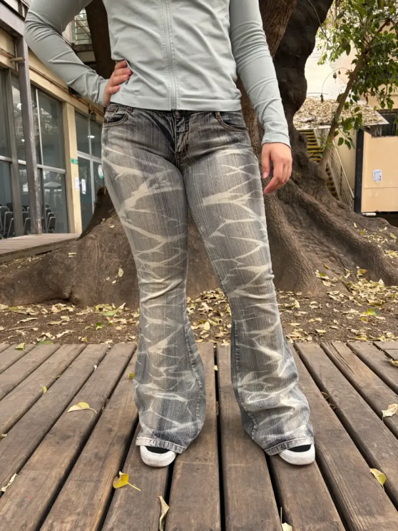 Jeans acampanados con diseño moderno para mujer - 1