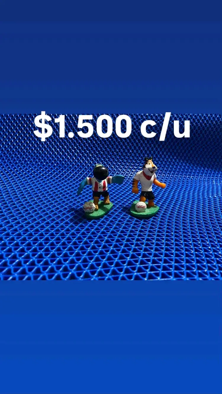 Lote de figuras coleccionables variadas - 2